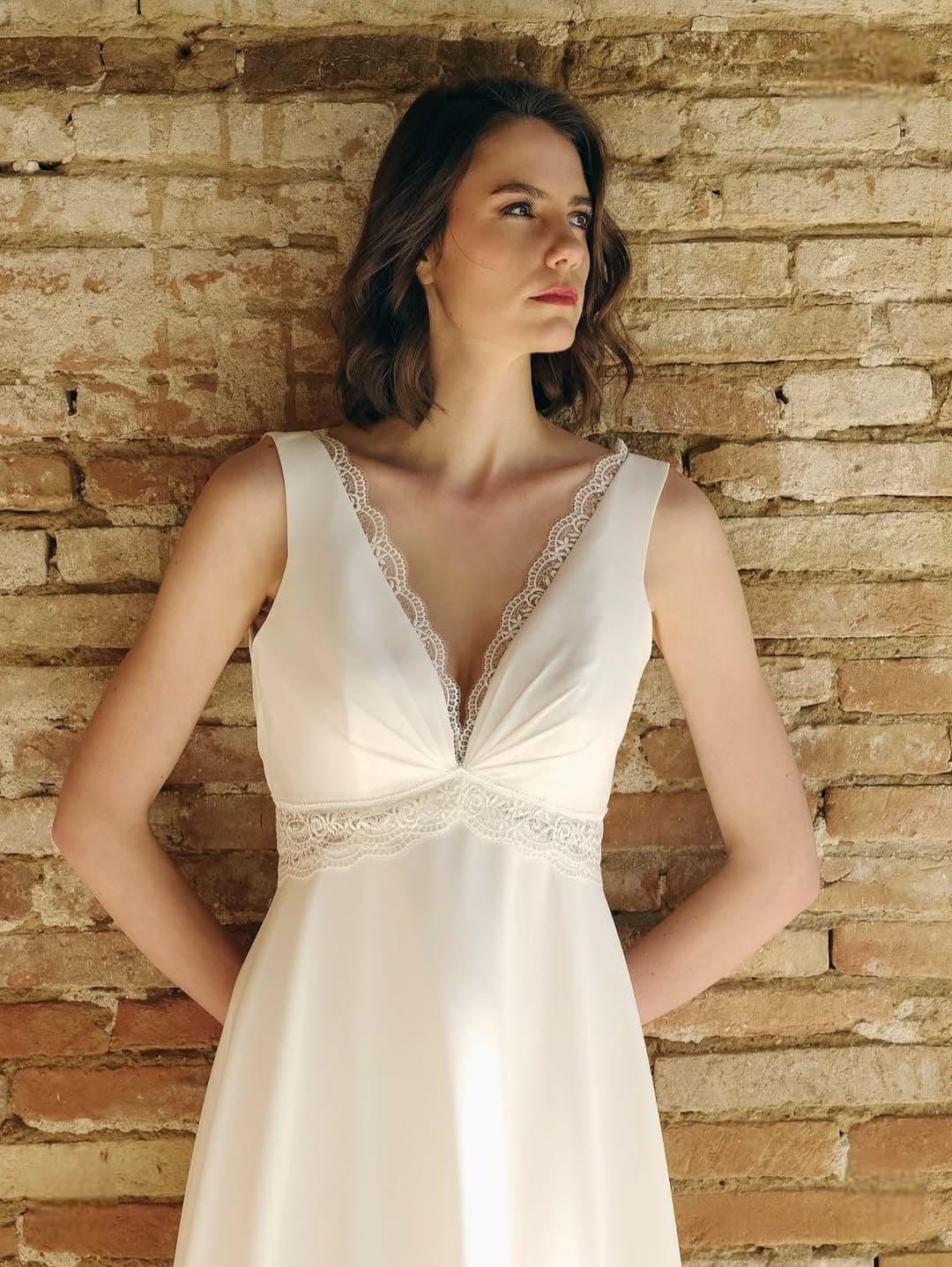 Retouches d'une robe de mariée à l'atelier, Cognac